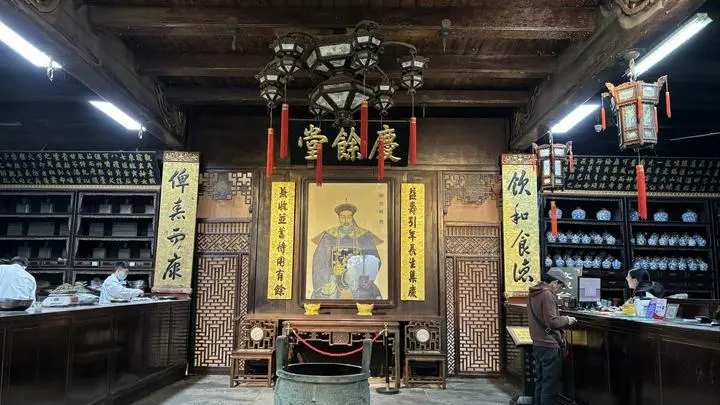 今日杭州市に歴史ある胡慶餘堂に行きました。胡慶餘堂は、中国の老字號の薬局、製薬会社、問診所です。清末期の実業家である胡雪巌が、「紅頂商人」と呼ばれるその財力によって、1874年に創業した。私は漢方について興味はありませんが、単なる喉が渇いた
