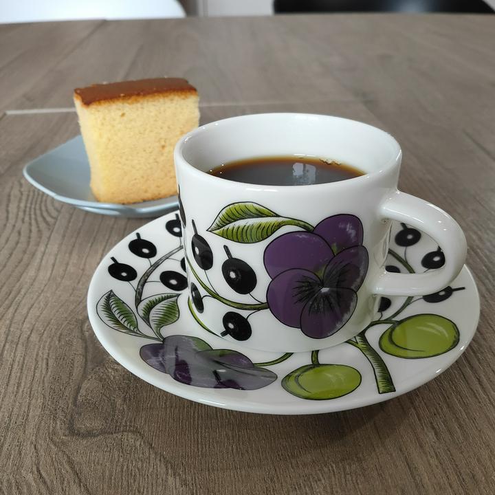 【つぶやき】これは妻のお気に入りから、私もお気に入りになったiittala ARABIAのコーヒーカップです。

　カップなんて100均でも食器買えるのに、何千円もするカップを買うなんて....と思っていましたが、使うと愛着が出るし、味も変
