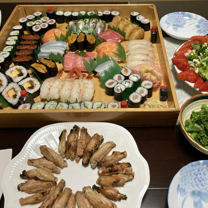 久しぶりのお休みで、お寿司とりました🍣
九州のお寿司は美味しいです！！
鳥の手羽も好きです☺️