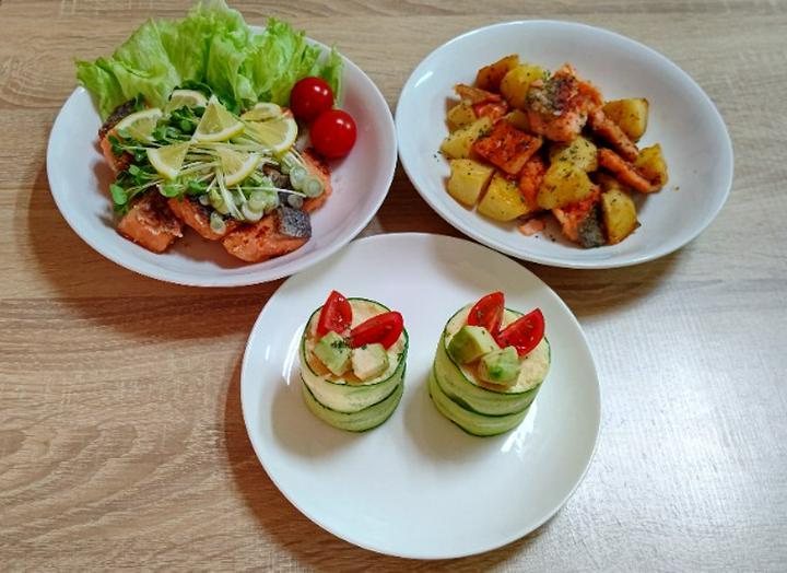 今日の夕食は、フォローユーザーの「まるろんさん」の「鮭・サーモンを使ったものが見たいなー」のリクエストにお応えして鮭を使った料理を作ってみました。

左）これ絶品!!秋の定番になる 生秋鮭タツタのねぎレモンだれ