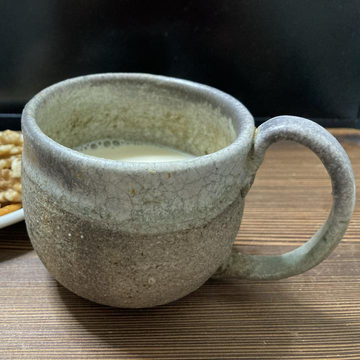 アキナリさんリレー投稿

愛用のカップが割れて、故人の食器棚から拝借した常滑焼のカップ。大きさといい持ち手といい釉薬の塗り具合といい、大胆でバランスがとれている。こういうのを作れる人はあまりないと思う。