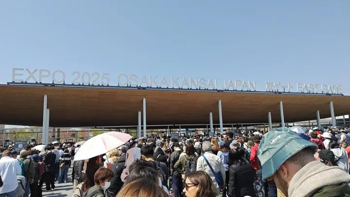 大阪万博★入場ゲート★最も早いレーンの選び方！😁

10:06、入場の列に並びました