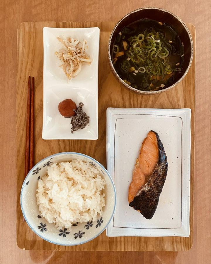 シンプル和朝食‼️日本人でよかった…😅☝️という感じのやつ💦美味しい朝食って…色々あるけど…ここにが故郷‼️ここが私のアナザースカイ😁👍なんじゃそりゃ…(笑) #朝食 #焼きしゃけ #おうちごはん #料理好き #料理好きな人と繋がり
