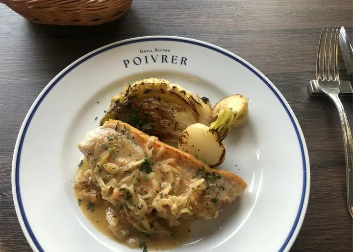 ビストロポワブレのランチメイン　今日のお肉料理
ポークでありました。分厚く、脂は甘く。絶妙な焼き加減、塩加減。
