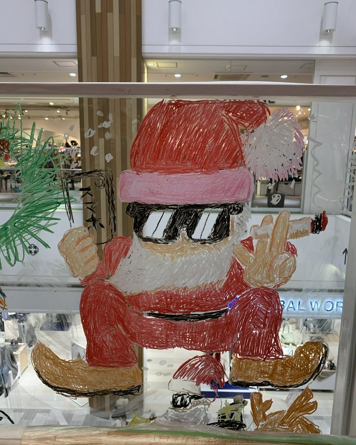 相場が気になって仕方ないサンタ　右手はスマホ。
投資4コマもどうぞhttps://postprime.com/hiroshi_009/posts/517548
ショッピングモールでお絵かきイベントあったので