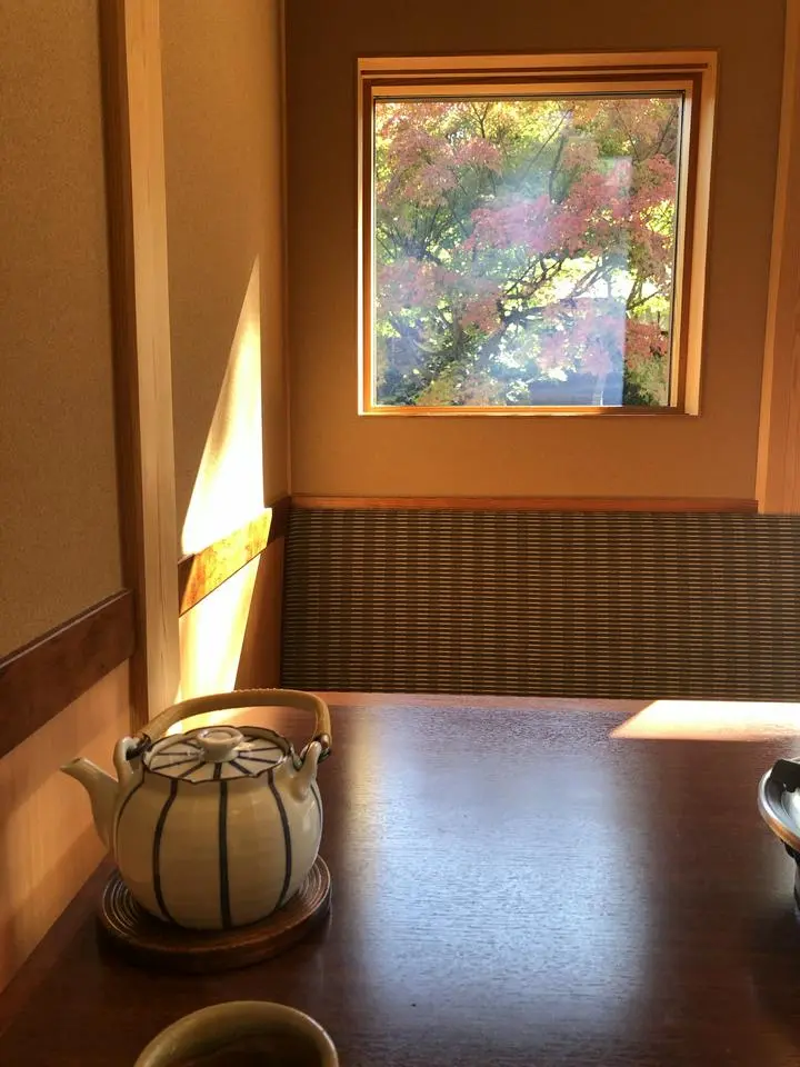 南禅寺のお豆腐屋さん　南禅寺行ったから豆腐って、名物になんとか、であまり乗り気ではなかったんですが、とにかく疲れてお腹が空いたので周りのお豆腐屋さんを調べて一番近いところに入りました。この辺りの老舗のお豆腐料理屋さんは示し合わせたかのように