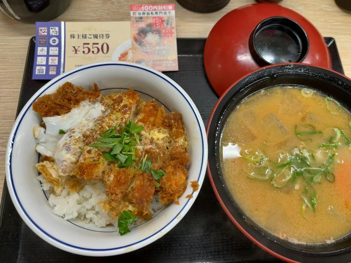 【優待利用】かつやで優待ごはん！
今回は卵で覆われてる範囲が少なめ。。
おいしいからいいんだけど、、