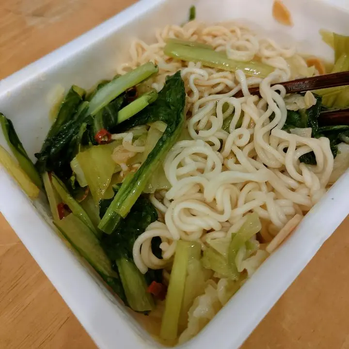 ペヤング獄激辛やきそばには炒め小松菜がよく合います。