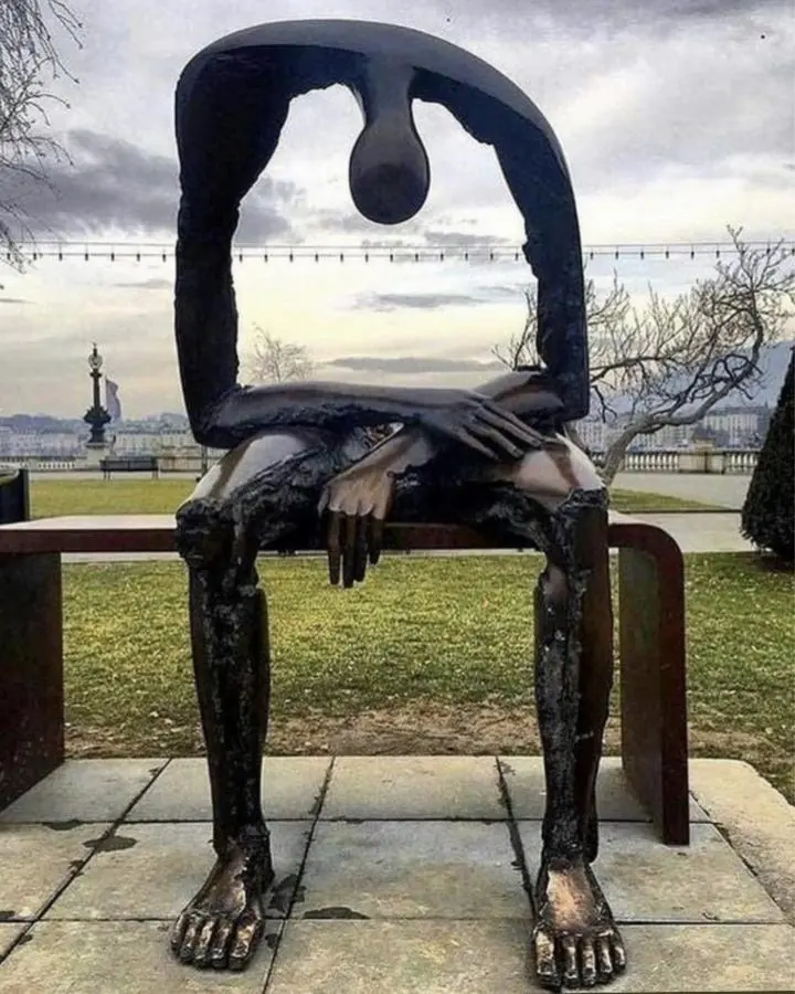 スイスの芸術家アルバートジェルジによって作成された「メランコリー」と呼ばれている彫刻。これは、愛する人を失った後、悲しみが残す空虚さを表現した作品…

→何か数時間考えこんでしまったが、、家族や健康の有り難さ、考えたら投資や仕事なんてホント